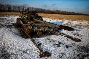 Un tanque ruso destruido se encuentra en un campo de trigo cubierto de nieve en la región de Kharkiv. La foto fue tomada el 22 de febrero de 2023, en medio de la invasión militar de Rusia en Ucrania que hoy cumple un año de haber iniciado.