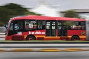 Una imagen poco usual en un día normal de la ciudad es un bus de Transmilenio vacío- Foto: Juan Carlos Sierra / Semana