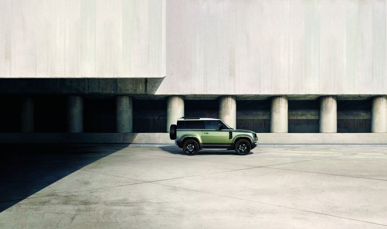 Desde mediados desde este año inició la comercialización de la versión híbrida de la Land Rover Defender,