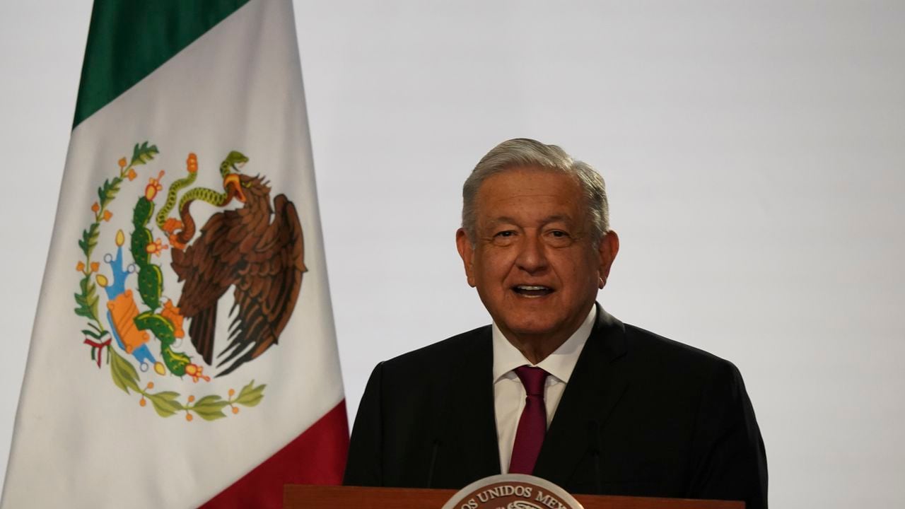 El presidente mexicano Andrés Manuel López Obrador entrega informe en el Palacio Nacional, en Ciudad de México. Señaló que Pemex entrará en proceso de reestructuración de deuda. (AP Foto/Fernando Llano)