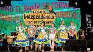 Candidatas al Reinado de la Independencia Cartagena en medio de la imposición de bandas.