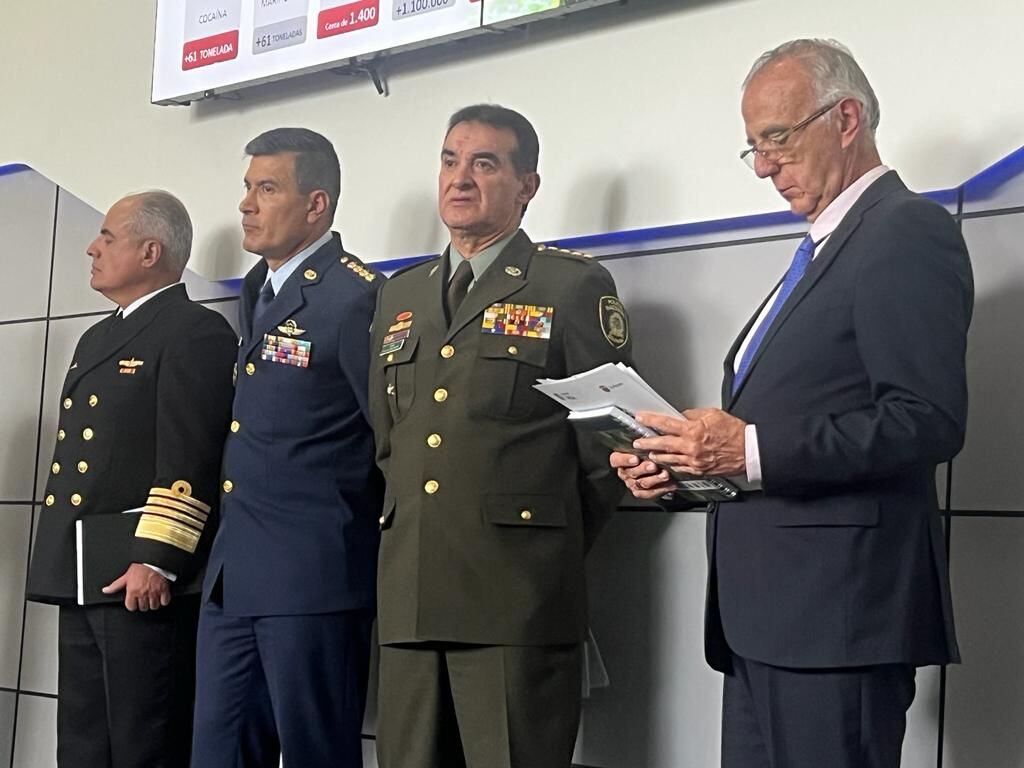 Iván Velásquez, ministro de Defensa, y la cúpula de la Fuerzas Militares en rueda de prensa.