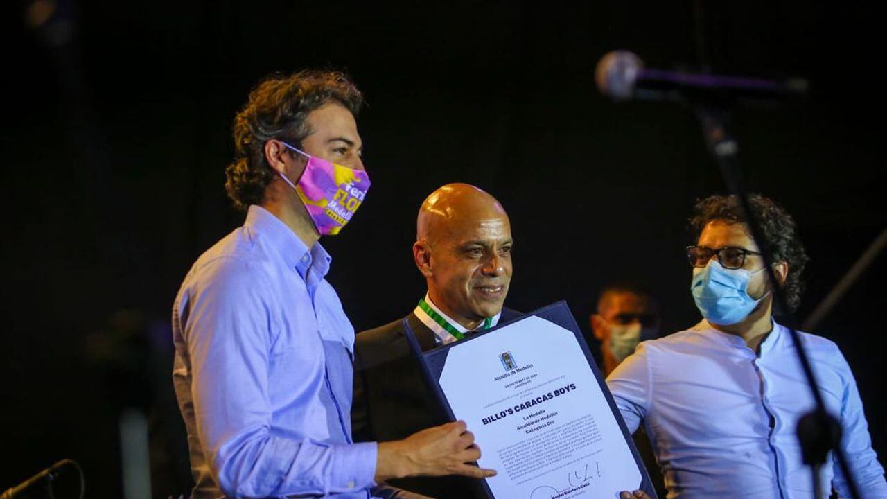 El alcalde de Medellín, Daniel Quintero, entregó la Medalla Alcaldía de Medellín Categoría Oro a la Billo´s Caracas Boys en el marco de la Feria de las Flores.