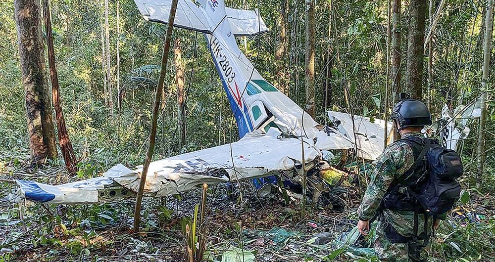  El piloto de la avioneta reportó fallas técnicas, intentó aterrizar de emergencia, pero la aeronave se precipitó a tierra sobre una montaña.