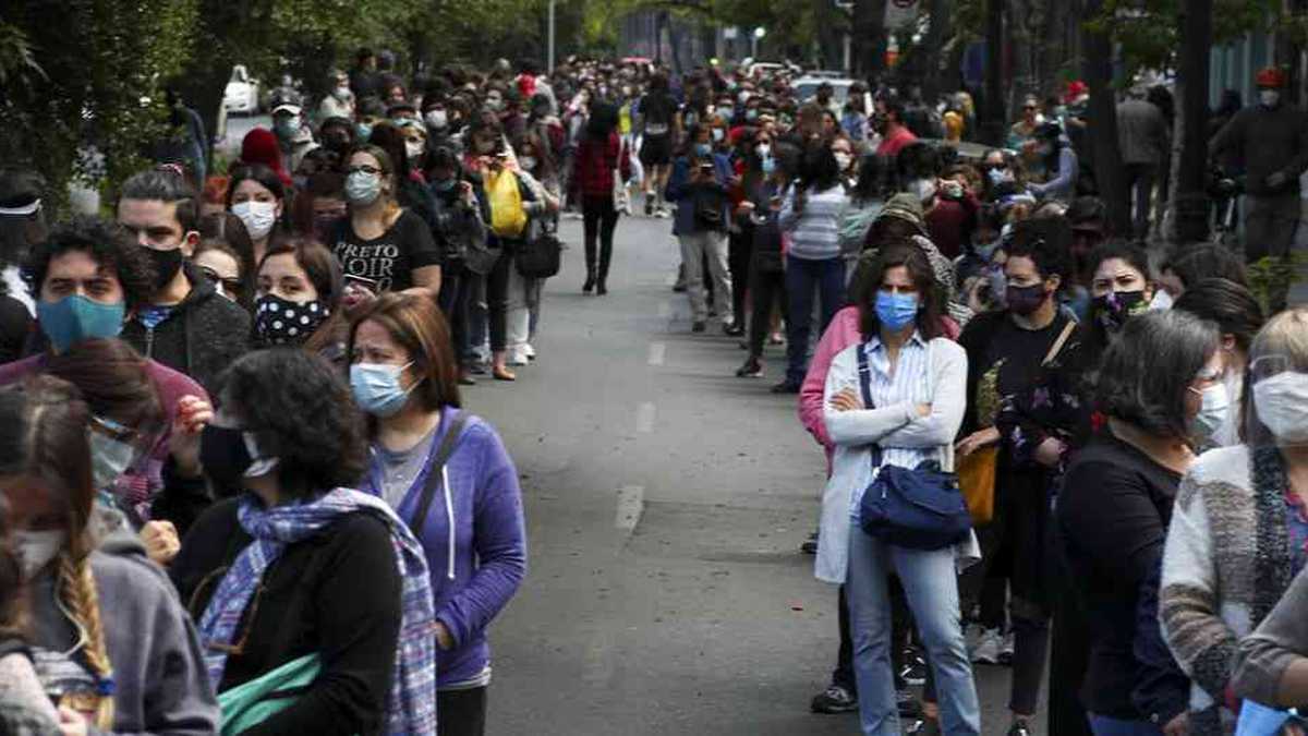 El referendo chileno, aprobado en un acuerdo político en el Congreso tras un ciclo de manifestaciones, definirá el destino político institucional de Chile en los próximos años y la apuesta ha hecho salir a las calles a millones de personas. Foto: AP / Esteban Félix