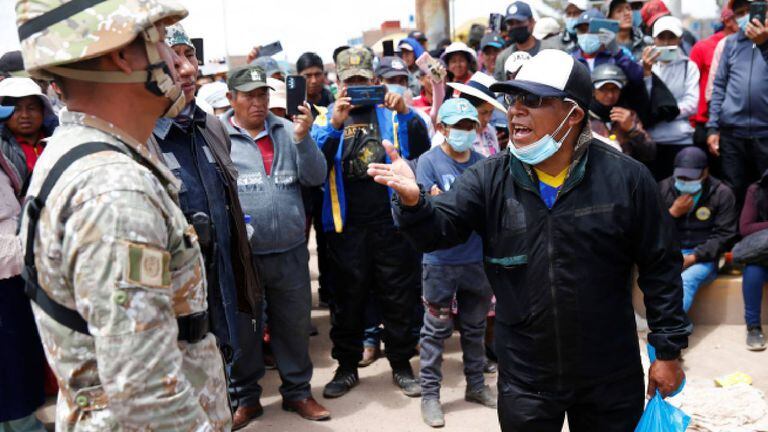Un manifestante discute con un soldado durante una tregua en las protestas donde exigen elecciones anticipadas y la liberación del líder peruano Pedro Castillo, en Juliaca, Perú.