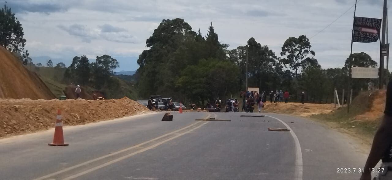 Vía Cali - Popayán está bloqueada; indígenas realizan protesta en punto estratégico de la Panamericana.