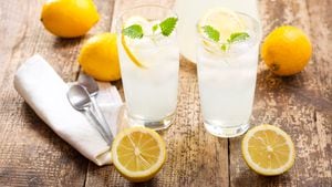 vasos de limonada con frutas frescas en la mesa de madera