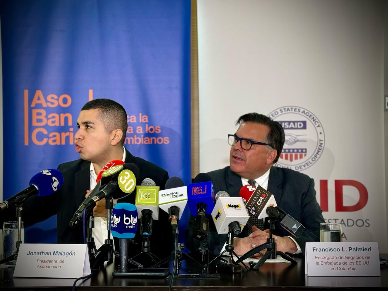 Jonathan Malagón,
presidente de Asobancaria y Francisco Palmieri, encargado de
Negocios de la Embajada de los Estados Unidos en Colombia.