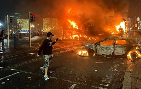 Enfrentamientos imputados a la ultraderecha sacudieron Dublín este jueves por la noche después de que cinco personas, tres de ellas niños, resultaran heridas en un ataque que, según la policía irlandesa, no tenía móvil "terrorista".