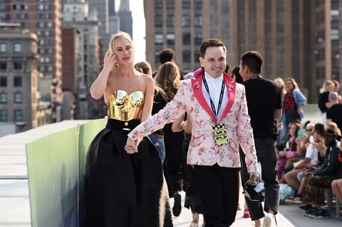 Pedro Juan Ramírez con la modelo Beth Walker en el cierre de su pasarela en la Semana de la Moda de Nueva York.
