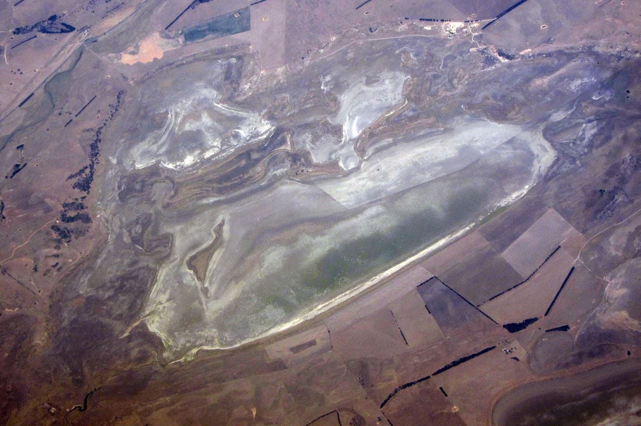 Un lago con niveles bajos de agua se puede ver en una tierra agrícola afectada por la sequía en las afueras de Canberra en Australia