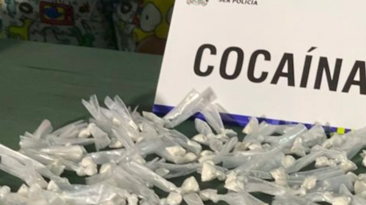 Las autoridades les encontraron varias dosis de cocaína y marihuana.