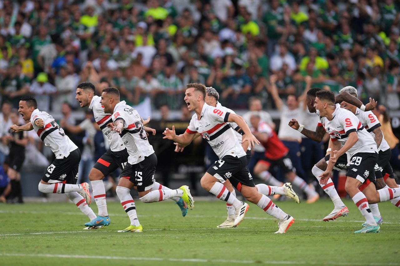 Players of Sao Paulo celebrate after defeating Palmeiras during the Brazilian Super Cup football final at the Mineirao stadium in Belo Horizonte, Brazil, on February 4, 2024. (Photo by DOUGLAS MAGNO / AFP)