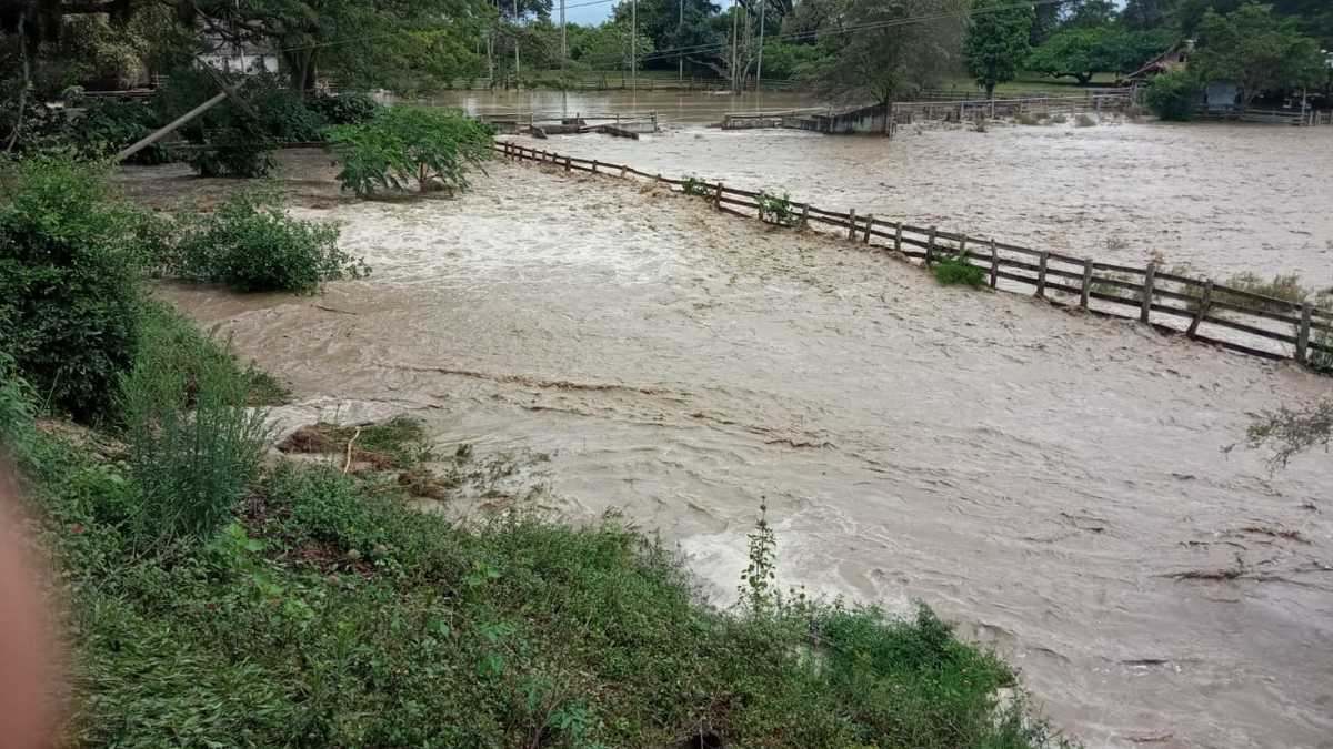 En Yotoco, el río Mediacanoa se desbordó y afectó varias viviendas con pérdida de enseres.