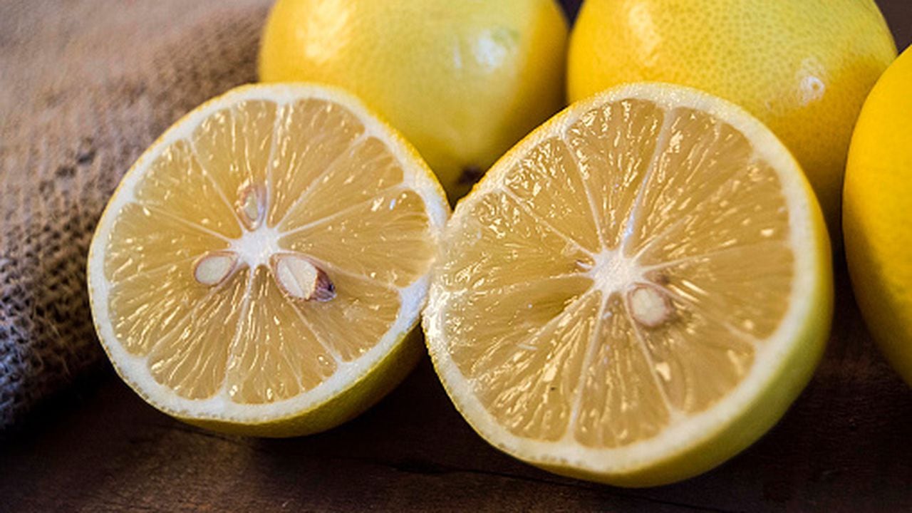 Las semillas del limón, contiene una lignina, un fitoestrogeno que al ser metabolizado por la microflora intestinal humana.