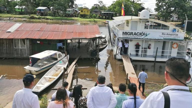 El director de Migración Colombia, Juan Francisco Espinosa, informó que abrieron estas instalaciones en el municipio Puerto Nariño, para hacerle frente a la irregularidad migratoria, el tráfico de migrantes y la trata de personas.