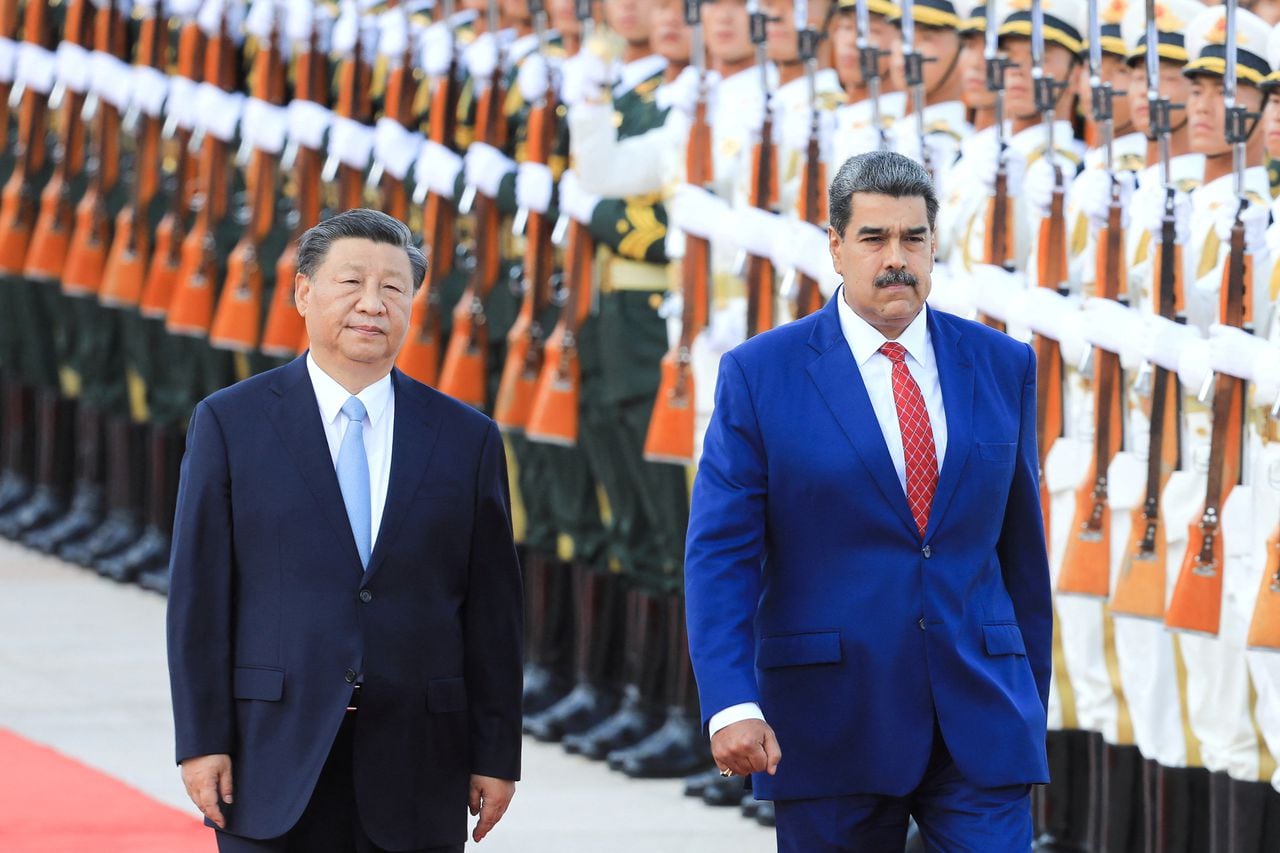 El presidente de China, Xi Jinping, y el presidente de Venezuela, Nicolás Maduro, participan en una ceremonia de bienvenida en el Gran Salón del Pueblo, en Beijing, China, el 13 de septiembre de 2023.