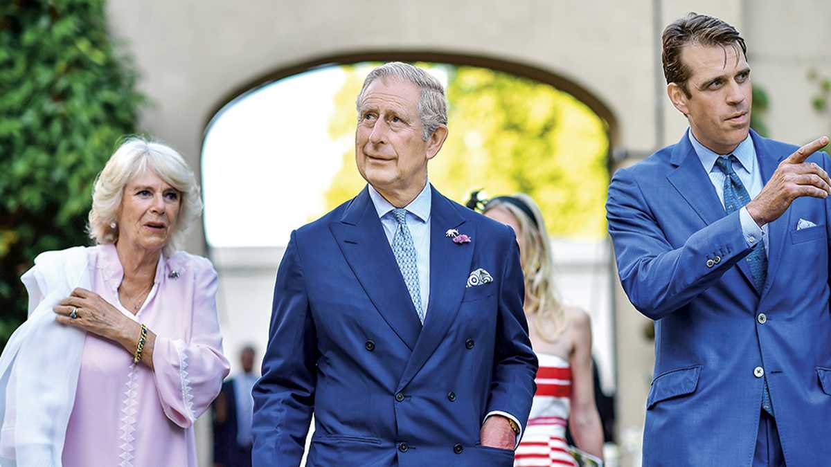 Camilla, duquesa de Cornualles, el príncipe Carlos y Ben Elliot, el sobrino de ella acusado de vender el acceso al heredero al trono.