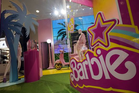 Mercancía de temática de Barbie se exhibe en una sección especial en Bloomingdale's, en Nueva York, el jueves 20 de julio de 2023. Previo al estreno de la película "Barbie", su empresa matriz Mattel ha creado un bombardeo de mercadotecnia de productos con más de 100 marcas. (Foto AP/Richard Drew)