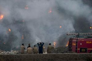 Los bomberos evalúan un gran incendio en el vertedero de Bhalswa en Nueva Delhi, India, el miércoles 27 de abril de 2022. Foto AP/Manish Swarup