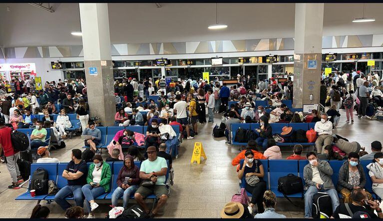 Represamiento de viajeros en el Aeropuerto Internacional Rafael Núñez.