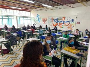 Estudiantes y docentes de los colegios públicos de Bogotá regresan a clases presenciales.