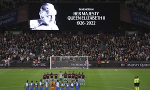 Los futbolistas de West Ham y FCSB Steaua Bucharest guardan un minuto de silencio por la muerte de la reina Isabel II de Inglaterra antes de un juego del Grupo B de la Europa League, en el Estadio de Londres, en Londres, el 8 de septiembre de 2022. (AP Foto/Ian Walton)