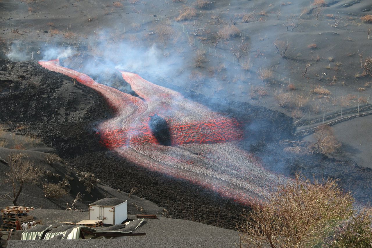 En su recorrido hacia la costa, la lava ha dañado ya más de un millar de edificaciones.