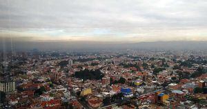 Así luce la densa capa de smog sobre Bogotá.
