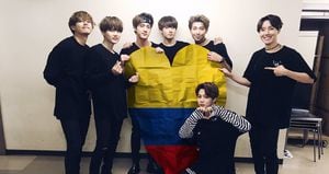 Cibernautas amantes del K-pop sabotean hashtags uribistas. Esta imagen que circula en diversas redes sociales, se trata  de los miembros de BTS sosteniendo una bandera de Colombia.