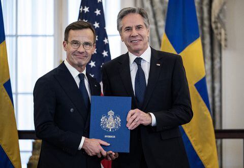 El Secretario de Estado de los Estados Unidos, Antony Blinken, recibe los documentos de ratificación de la OTAN del primer ministro sueco, Ulf Kristersson.