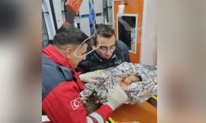 Bebé de 10 días de nacido y su madre, fueron rescatados de los escombros tras 90 horas bajo los restos de sus vivienda.