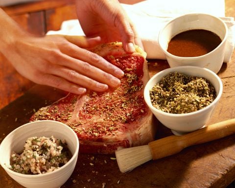 Marinar la carne es un paso esencial para lograr un mejor sabor.