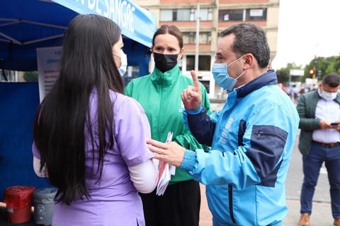 El secretario de Salud, Alejandro Gómez y la secretaria de Ambiente, Carolina Urrutia, haciendo un recorrido de inspección en Chapinero.