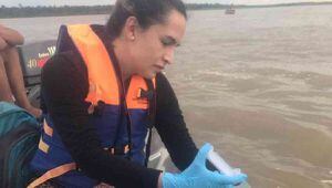 Susana Caballero tomando muestras de agua en el río Amazonas. Foto: Susana Caballero