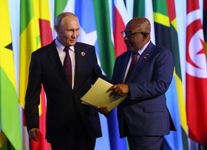 El presidente ruso Vladimir Putin (L) y el presidente de las Comoras Azali Assoumani (R) vieron la Segunda Cumbre del Foro Económico y Humanitario Rusia África el 28 de julio de 2023 en San Petersburgo, Rusia. 17 líderes africanos participan en la Cumbre Rusia-África. (Foto del colaborador/Getty Images)