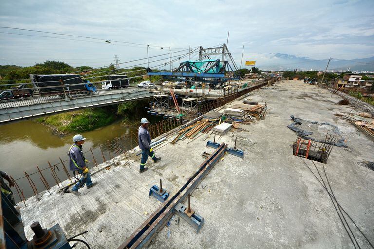 Visita de la Gobernación del Valle para verificar el avance de obra que se realizan en el puente nuevo de Juanchito. Según la gobernadora Clara Luz Roldan, la obra estará lista para diciembre del presente año
