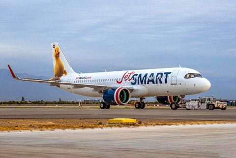 JetSMART Airlines inicia operación nacional en Colombia con su primer vuelo entre Bogotá y Medellín.