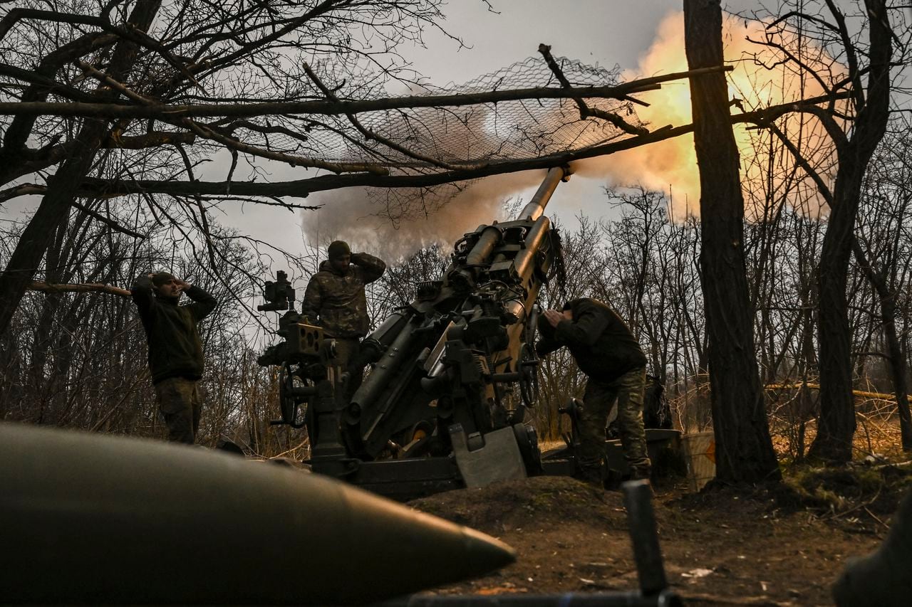 Militares ucranianos disparan un obús M777 contra posiciones rusas cerca de Bakhmut, en el este de Ucrania, el 17 de marzo de 2023, en medio de la invasión rusa de Ucrania. (Foto de Aris Messinis / AFP)