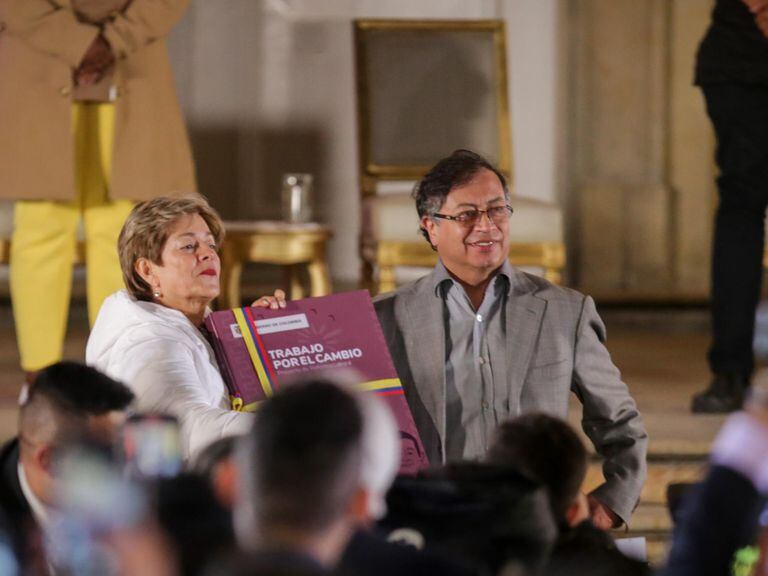 Ministra de Trabajo junto al presidente Petro en un acto simbólico en la Plaza de Nariño, presentando el documento de la Reforma Laboral