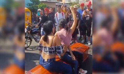 Jóvenes sorprendieron al despedir a su amiga al ritmo de reguetón y bailando sobre el ataúd.