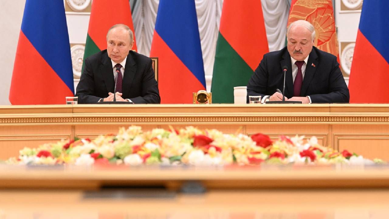 El presidente ruso, Vladímir Putin, y el presidente bielorruso, Alexandr Lukashenko, asisten a una reunión en Minsk.