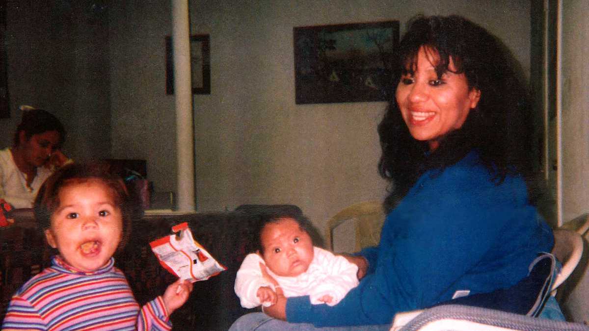 Melissa posa junto a dos de sus hijos