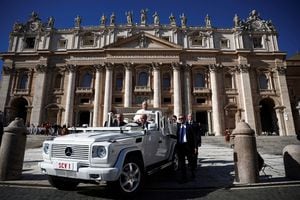 El Papa Francisco observa su salida, tras la audiencia general semanal en la Plaza de San Pedro, en el Vaticano, el 8 de noviembre de 2023.