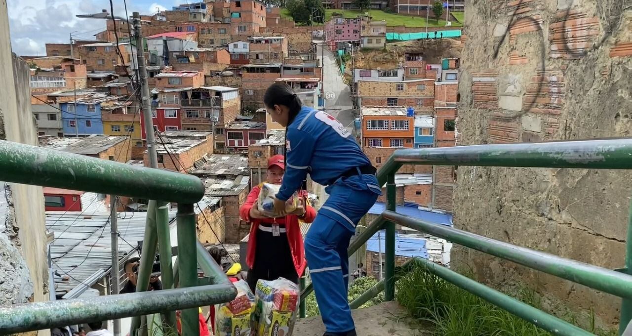 Entrega de ayudas a las familias del barrio Las Colinas, en Bogotá D.C
Ola invernal Cruz Roja