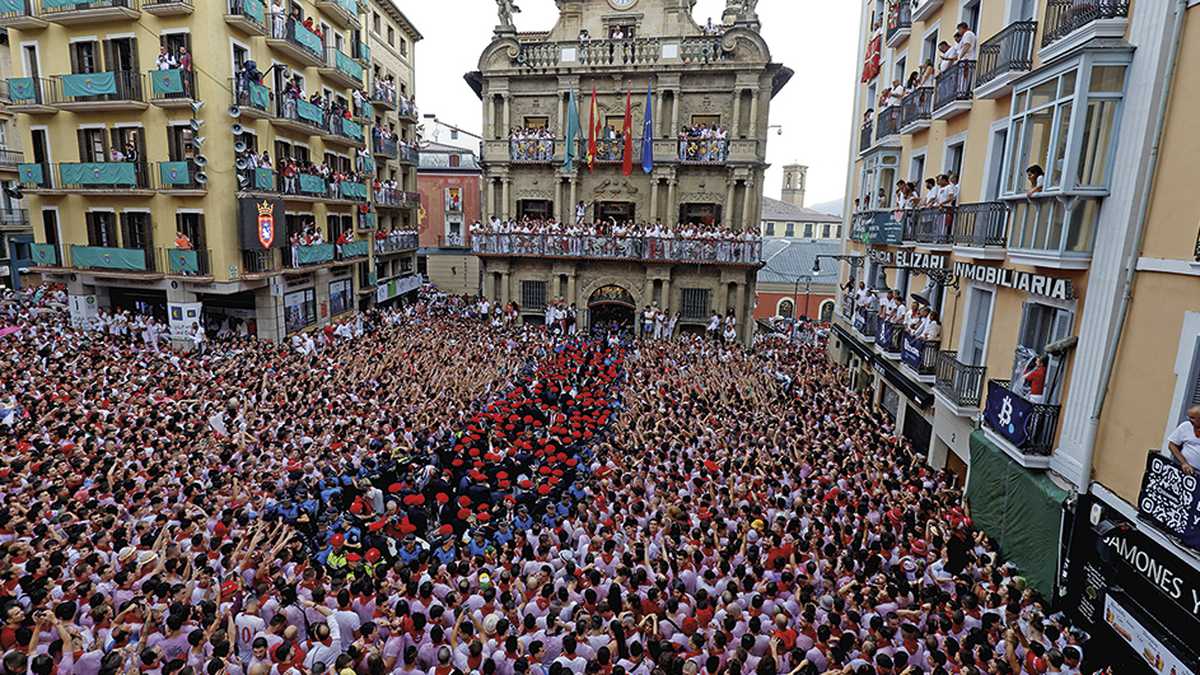 Multitud de personas fiestas de San Fermín.