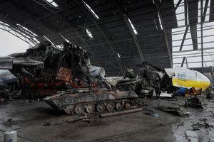 Un avión de carga Antonov An-225 Mriya, el avión más grande del mundo, destruido por las tropas rusas mientras continúa el ataque de Rusia a Ucrania, se ve en un aeródromo en el asentamiento de Hostomel, en la región de Kiev, Ucrania, el 3 de abril de 2022. Foto REUTERS/Gleb Garanich