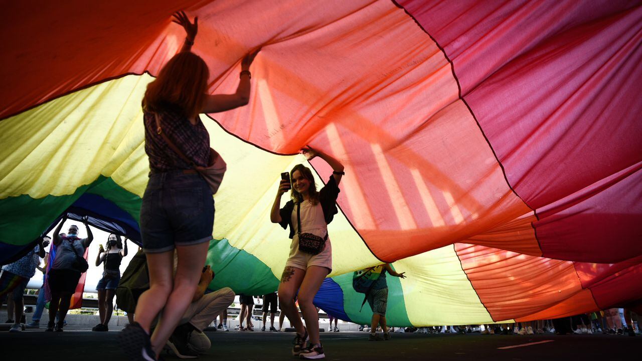 Dos chicas participan en una manifestación convocada por el Día Internacional del Orgullo LGTBI, a 28 de junio de 2021, en Valencia, Comunidad Valenciana, (España). 
Jorge Gil / Europa Press
28/6/2021