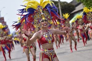 Bailes típicos, la danza del garabato, las danzas festivas hicieron parte de los desfiles.